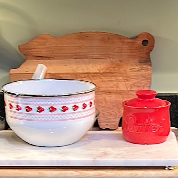 Strawberries Serving Bowl by The Main Vintage Enamel Large Bowl EUVC Strawberry - Picture 8 of 8